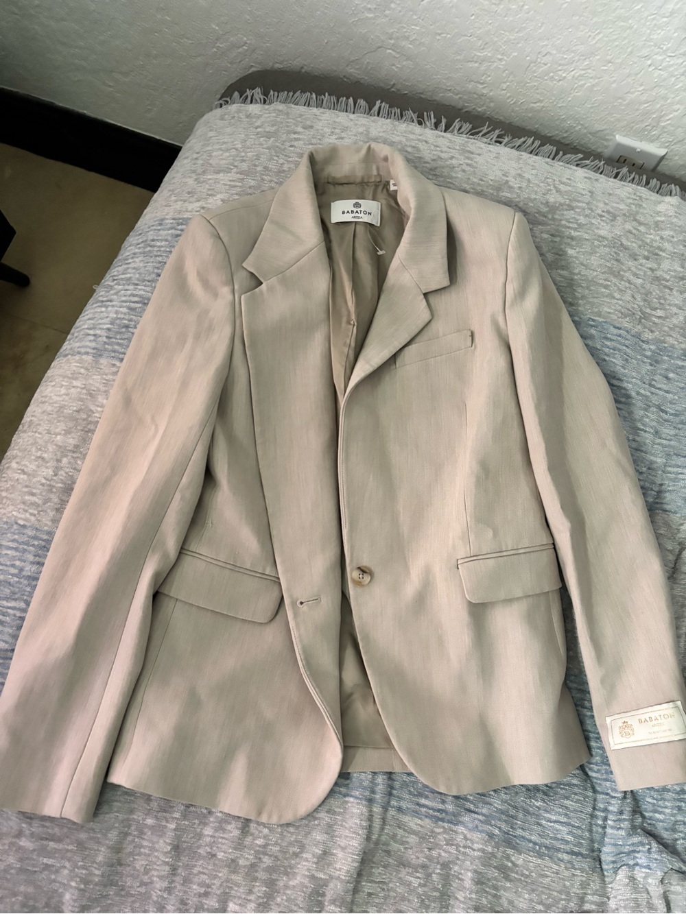 Aritizia Babaton Beige Tailored Blazer